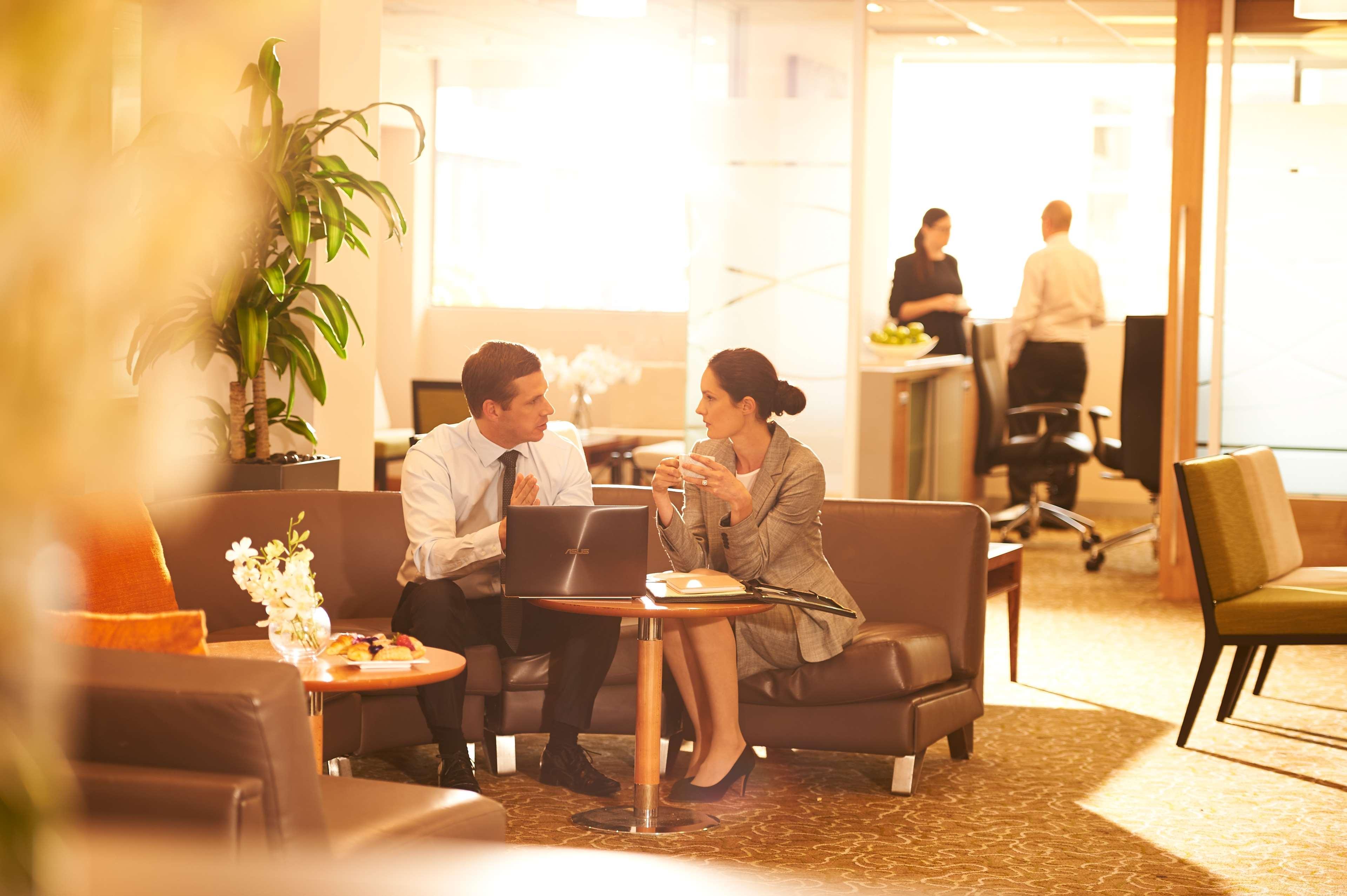 Hotel Pan Pacific Perth Exterior foto A typical scene at a business center